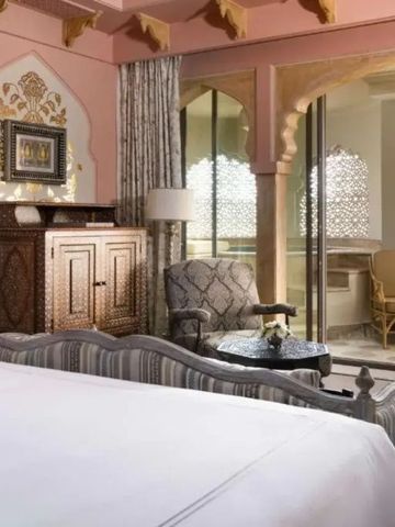 Charmantes Schlafzimmer im Raffles Jaipur mit traditionellem Dekor