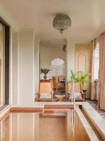Private Terrasse mit kleinem Pool und traditionellem Design