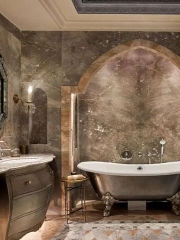 Luxuriöses Badezimmer im Raffles Jaipur mit freistehender Badewanne