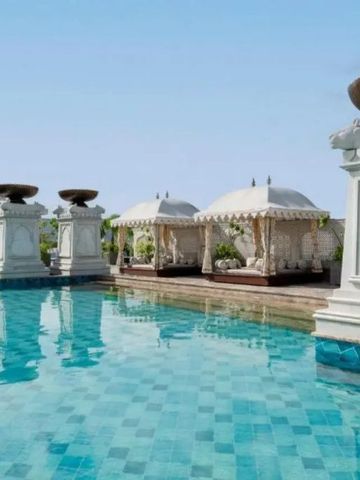 Außenpool im Raffles Jaipur mit luxuriösen Pavillons