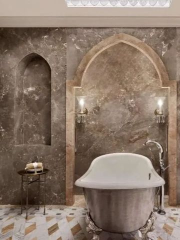 Luxuriöses Badezimmer mit freistehender Badewanne und edlen Marmordetails
