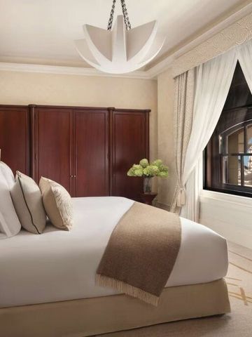 Luxuriöses Schlafzimmer mit einem großen Bett und eleganter Dekoration im Hotel Raffles London