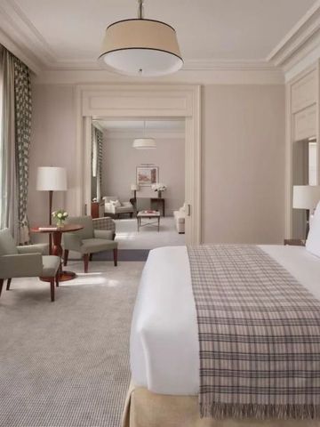 Helles und geräumiges Hotelzimmer mit modernem Design und klassischem Mobiliar