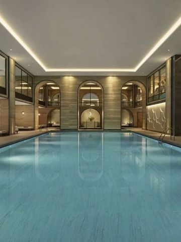 Großer Innenpool mit eleganter Beleuchtung und Architektur