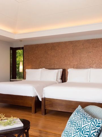 Modernes Hotelzimmer mit zwei großen Betten und stilvollem Dekor