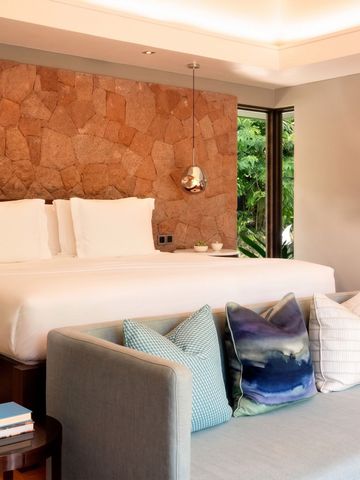 Luxuszimmer mit Kingsize-Bett und gemütlicher Sitzecke
