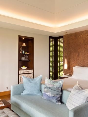 Gemütliches Hotelzimmer mit modernem Design und Sitzbereich