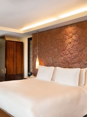Elegantes Hotelzimmer mit großem Bett und stilvollen Akzenten