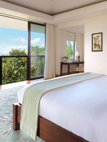 Helles Schlafzimmer mit Meerblick und moderner Einrichtung im Raffles Seychelles