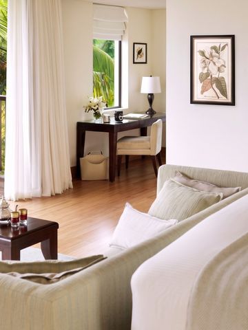 Geräumiges Zimmer mit Schreibtisch und Balkon im Raffles Seychelles