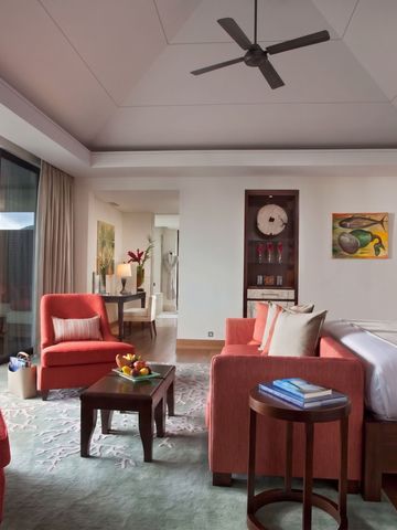Luxuriöses Zimmer mit Balkon und Sitzbereich im Raffles Seychelles