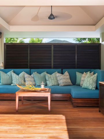 Überdachte Terrasse mit blauer Sofaecke im Raffles Seychelles