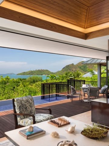 Offene Villa mit Blick auf das Meer und umliegende grüne Hügel im Raffles Seychelles