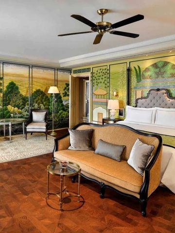 Luxuriöses Hotelzimmer mit Kunsttapete und elegantem Sofa