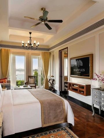 Kuscheliges Schlafzimmer mit Blick auf den See und elegantem Design