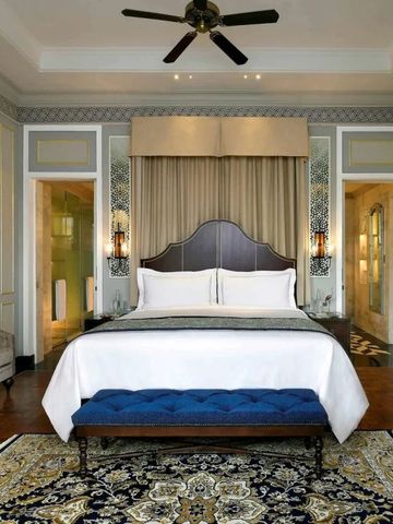 Luxuriöses Schlafzimmer in einer Suite mit eleganter Dekoration und großem Teppich