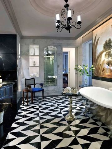 Luxuriöses Badezimmer mit freistehender Badewanne und kunstvoller Wanddekoration