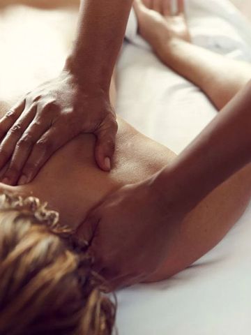 Wohltuende Rückenmassage in luxuriösem Spa