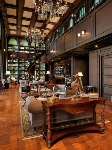 Elegante Hotelbibliothek mit Holzmöbeln und luxuriösen Kronleuchtern