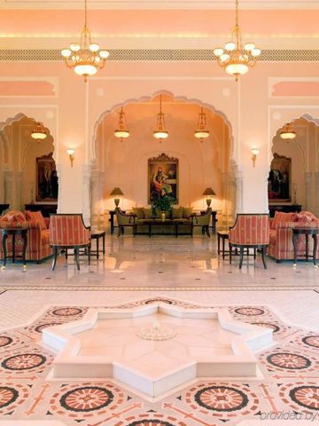 Luxuriöse Hotellobby mit prachtvollen Bögen und kunstvoll gestalteten Fliesen