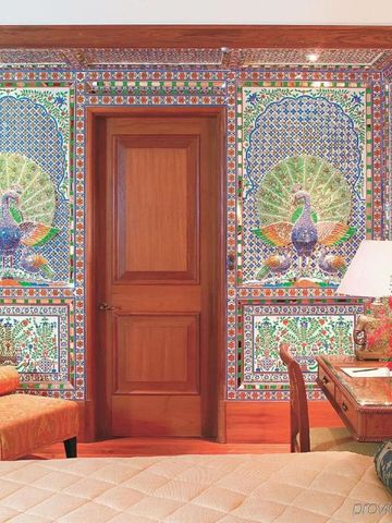 Prächtiges Zimmer mit kunstvollen Mosaiken und traditionellem Dekor