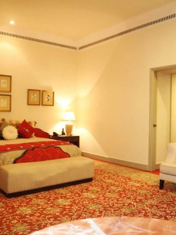 Komfortables und stilvoll eingerichtetes Hotelzimmer mit warmem Ambiente