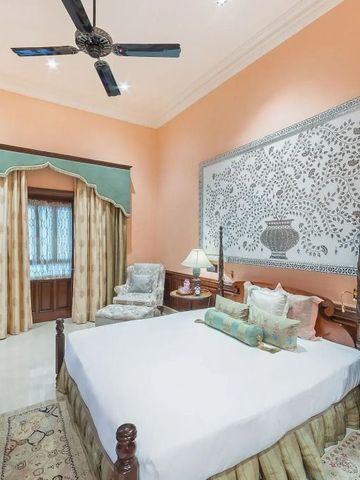 Helles Zimmer mit eleganten Dekorationen und luxuriösem Mobiliar