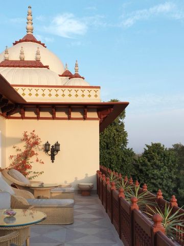 Terrasse mit weitem Blick und traditionellen architektonischen Elementen