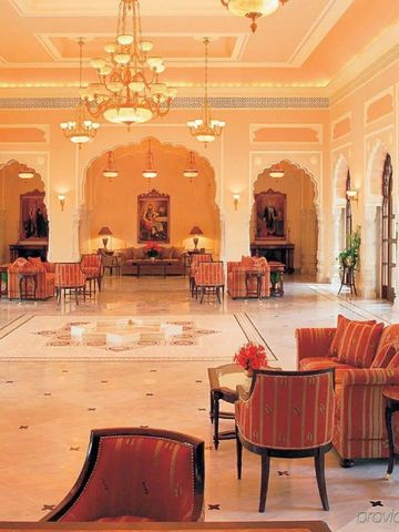 Prächtige Lobby mit opulenten Möbeln und luxuriösem Ambiente