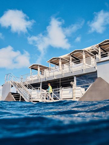 Reefworld-Ponton von der Wasseroberfläche aus fotografiert, zwei Decks mit Treppen ins Wasser