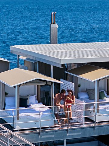 Oberdeck des Pontons von oben mit der Reihe der Reefsleep-Baldachinbetten und Sonnenliegen
