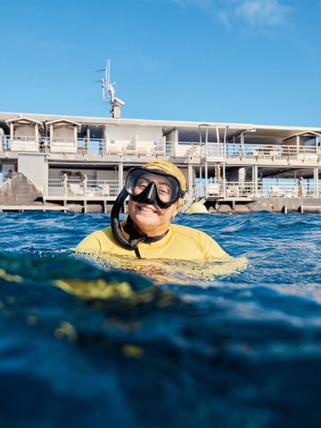 Schnorchler mit Maske im Wasser vor dem Reefworld-Ponton am Great Barrier Reef