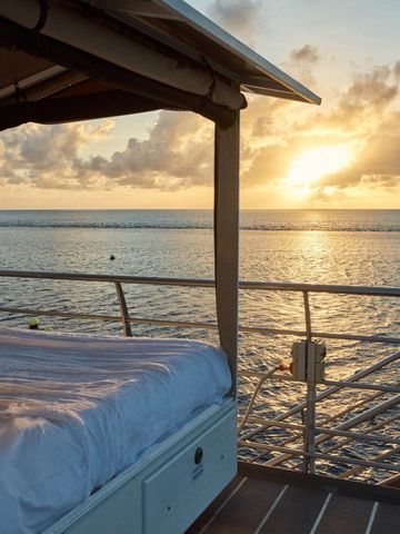 Reefsleep-Bett auf dem Oberdeck bei Sonnenuntergang über dem offenen Meer