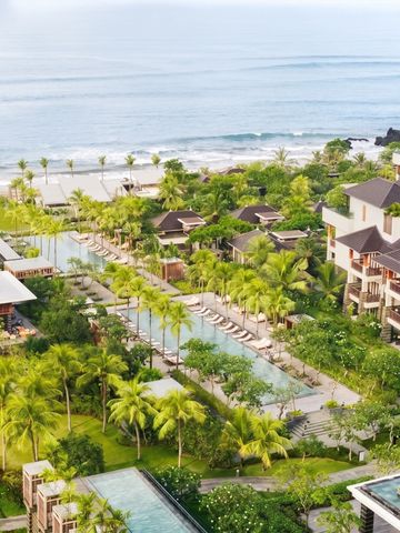 Luftaufnahme des Resorts mit Pools und Meerblick