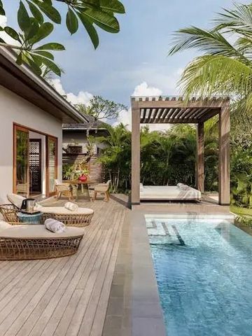 Private Villa Terrasse mit Pool und Sonnenliegen umgeben von Palmen