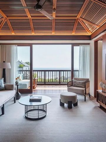 Elegantes Hotelzimmer mit Holzakzenten und Meerblick.