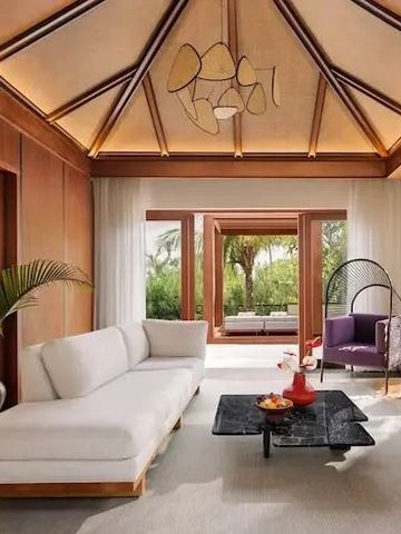 Modernes Wohnzimmer mit hohen Decken und Zugang zum Garten.