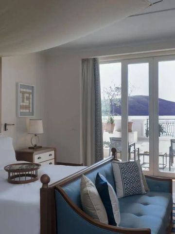 Elegantes Zimmer mit Balkon und Blick auf die Berge