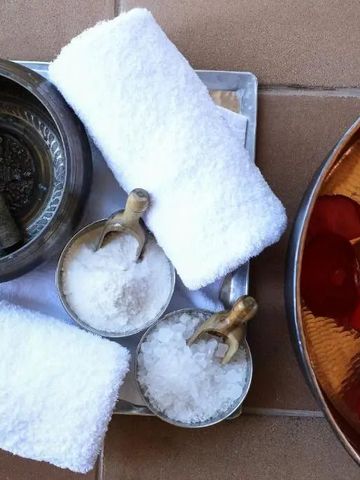 Hochwertiges Spa-Set mit Handtüchern und Badesalzen