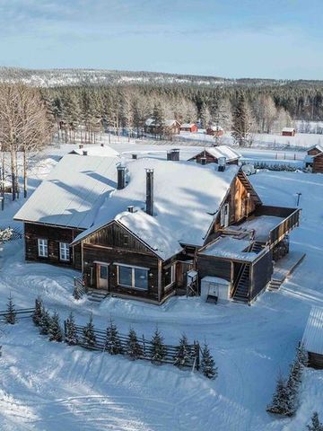 Luftbild des Haupthauses und der alten Holzgebäude der Rentierfarm im Schnee