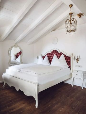 Luxuriöses Schlafzimmer mit Himmelbett und Kronleuchter in klassischem Stil