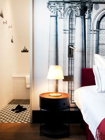 Stylishes Hotelzimmer mit aufwändiger Wanddekoration und klassischem Dekor.