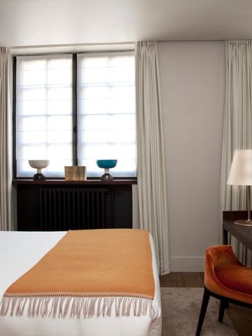 Gemütliches Gästezimmer mit hellem Dekor und stilvollen Möbeln.