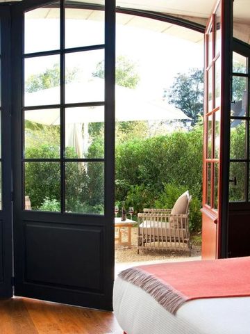 Hotelzimmer mit offenem Zugang zu privater Terrasse und Gartenblick