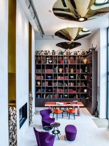 Elegante Lounge mit Bücherschrank und moderner Dekoration