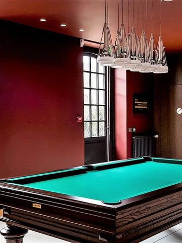 Moderner Billardtisch in stilvollem Raum mit Hängelampen