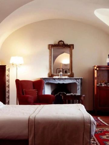 Elegantes Hotelzimmer mit Gewölbedecke und Kamin