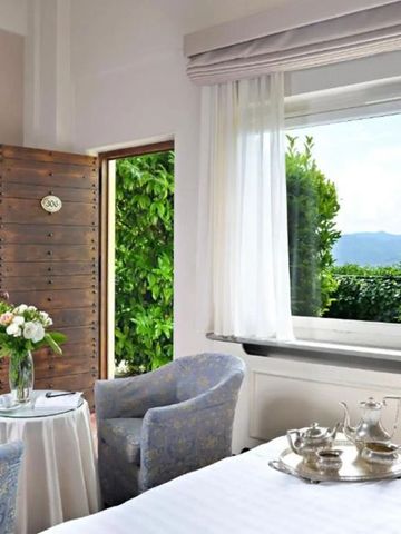Helles Zimmer mit Ausblick ins Grüne und eleganter Einrichtung