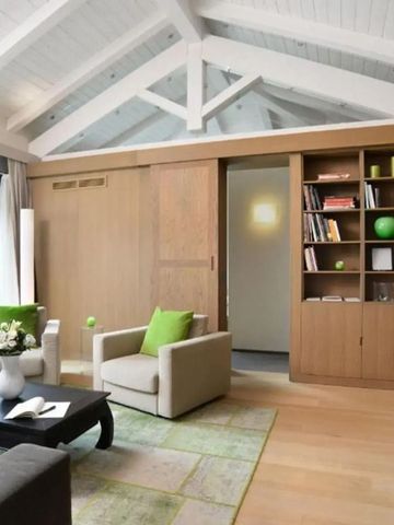 Moderne Lounge mit Bücherschrank und gemütlichen Sesseln