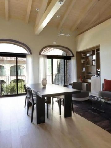 Heller Wohnbereich mit hohen Decken und Holzdetails im Relais San Maurizio.
